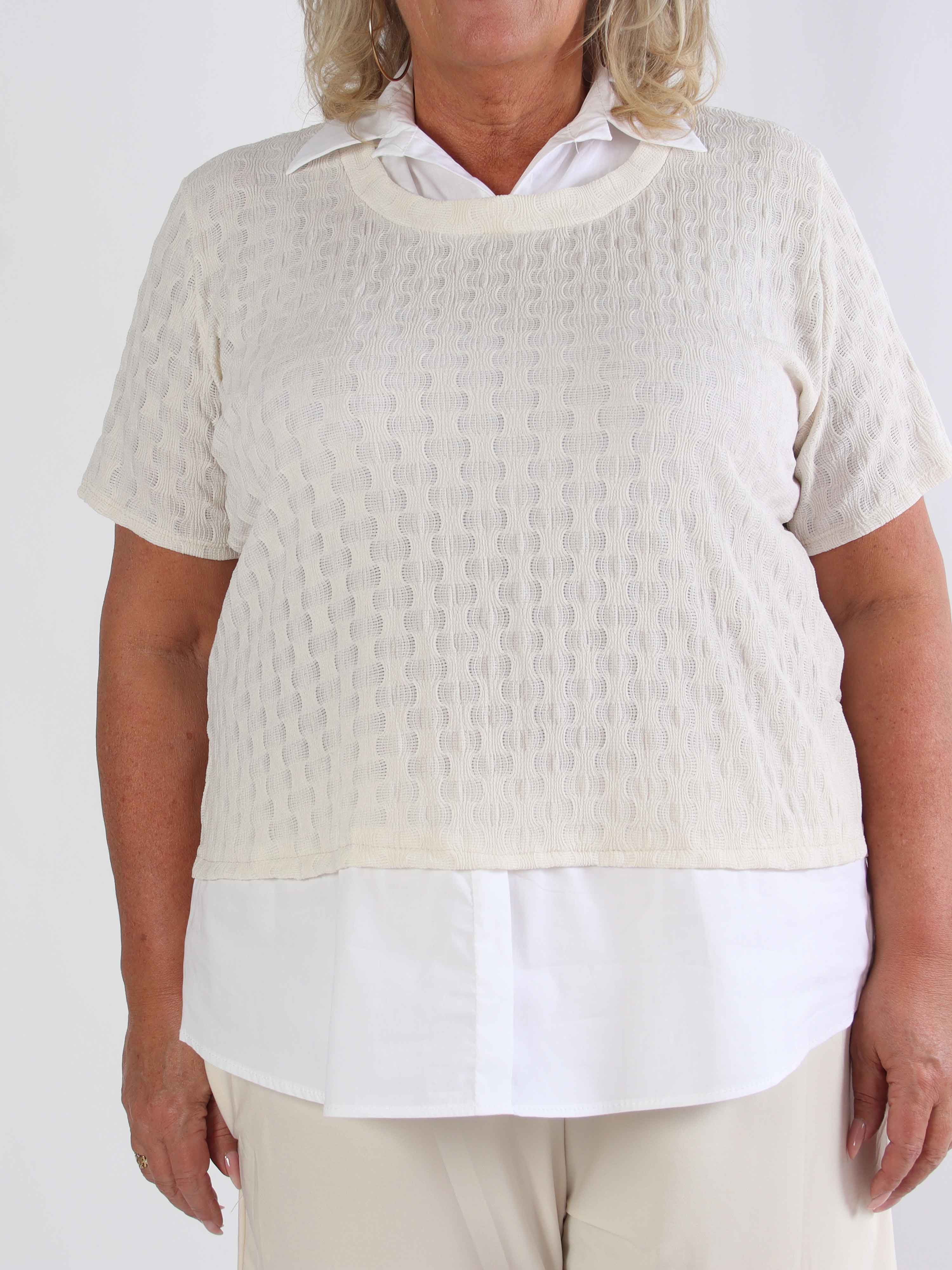 Shandel - Sød stretchy plus size bluse med skjortedetaljer